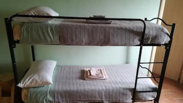 Camera quadrupla | Una scrivania, letti aggiuntivi (a pagamento), Wi-Fi gratuito, lenzuola