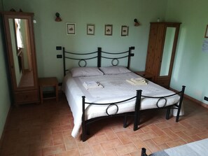Quadruple Room | Desk, rollaway beds, free WiFi, bed sheets - Agriturismo Loghino Sabbioni (Suzzara)