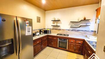 Réfrigérateur, micro-ondes, four, cafetière/bouilloire