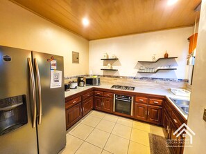 Refrigerador, microondas, horno y cafetera y tetera 