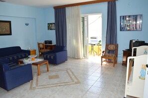 TV, stereo - Rhodes: Downtown near the port. House with air conditioning, terrace, courtyard and flower garden for 6 people (Rhodes)