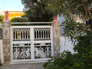 Exterior detail - Rhodes: Downtown near the port. House with air conditioning, terrace, courtyard and flower garden for 6 people (Rhodes)
