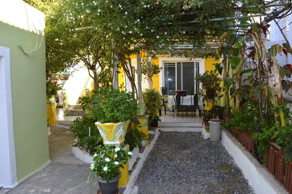 Outdoor dining - Rhodes: Downtown near the port. House with air conditioning, terrace, courtyard and flower garden for 6 people (Rhodes)