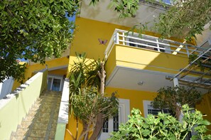 Exterior detail - Rhodes: Downtown near the port. House with air conditioning, terrace, courtyard and flower garden for 6 people (Rhodes)