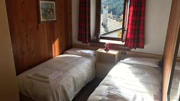 3 habitaciones, escritorio, tabla de planchar con plancha y wifi gratis