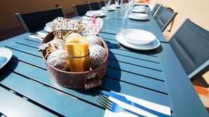 A table set for a meal with a decorative centerpiece, plates, and cutlery. - House with central pool, barbecue, wifi, a.a. and 300m from the beach. (Calella)