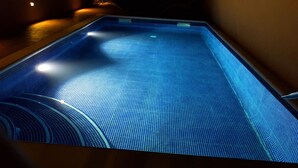 A heated floor in a pool area. - House with central pool, barbecue, wifi, a.a. and 300m from the beach. (Calella)