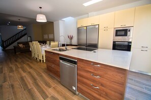 Geladeira, micro-ondas, fogão, cooktop