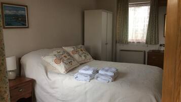 3 bedrooms, desk, iron/ironing board, travel cot