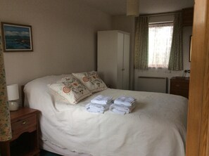3 Schlafzimmer, Schreibtisch, Bügeleisen/Bügelbrett, Reisekinderbett