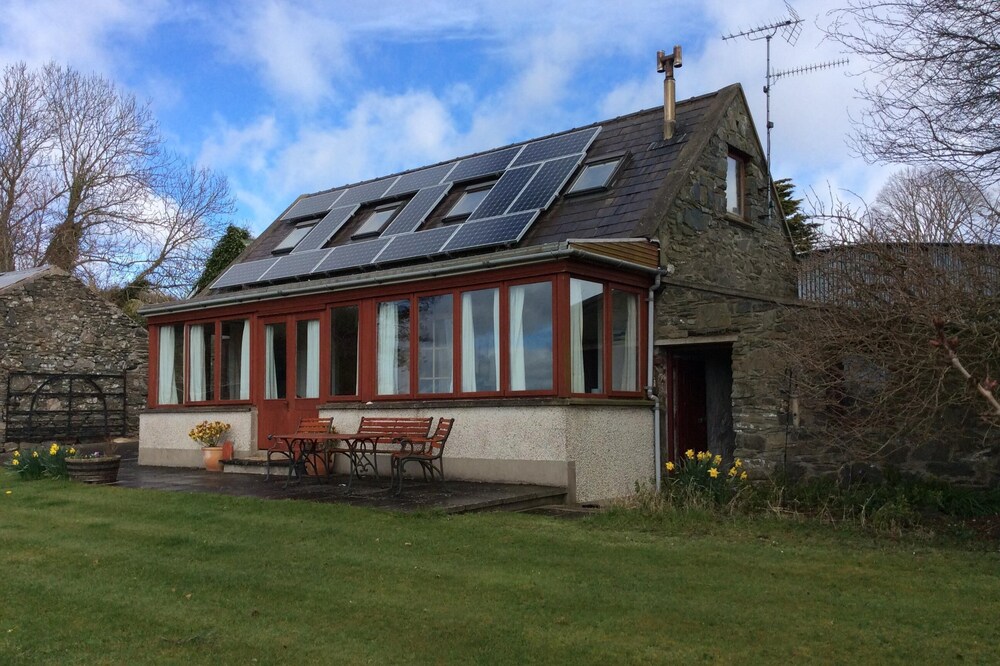 Charming Country Cottage with private garden. We welcome children and dogs…..
