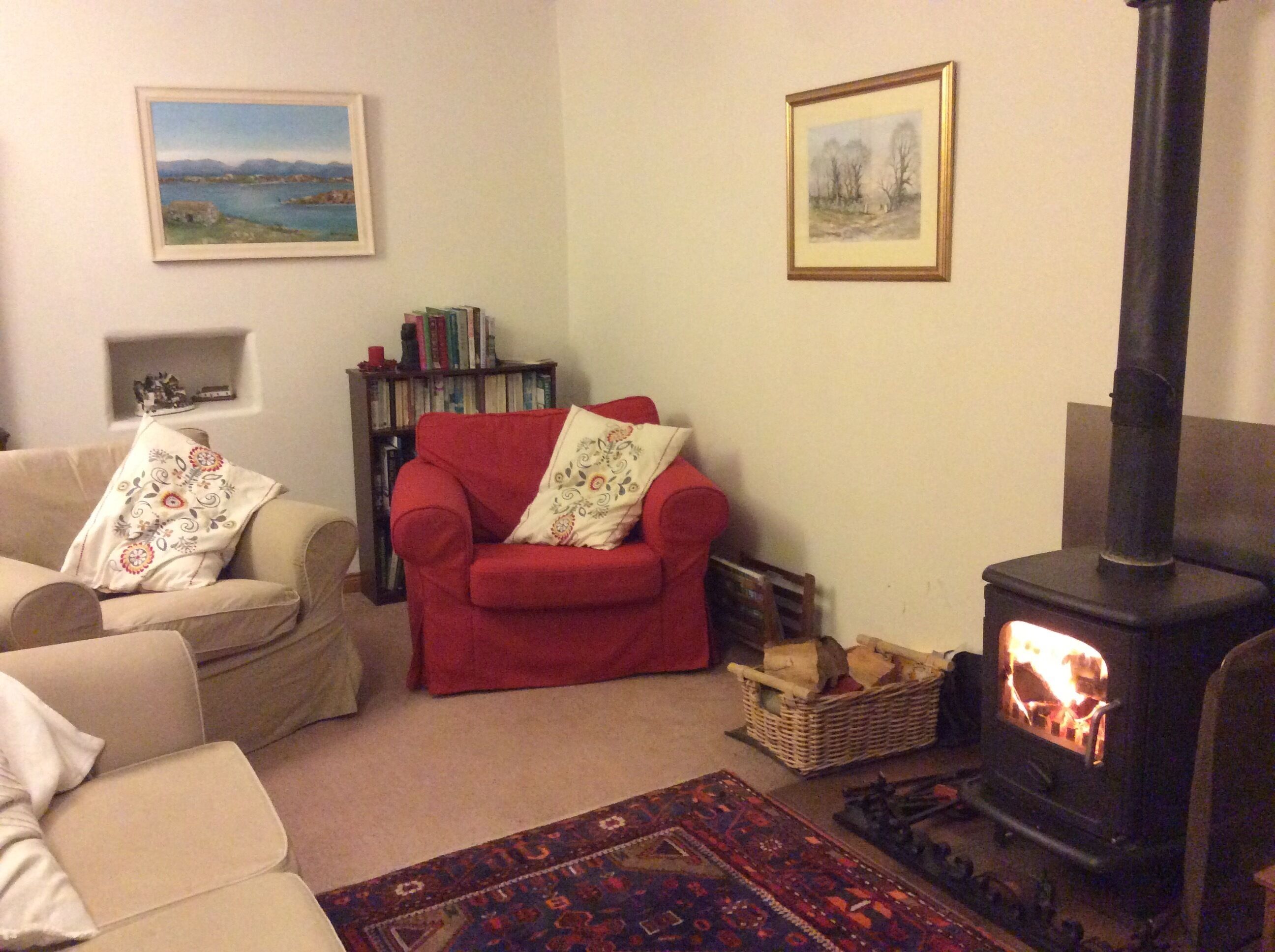 Charming Country Cottage with private garden. We welcome children and dogs…..