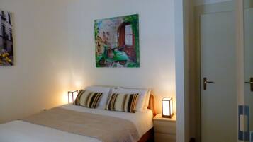 3 bedrooms, in-room safe, iron/ironing board, travel cot