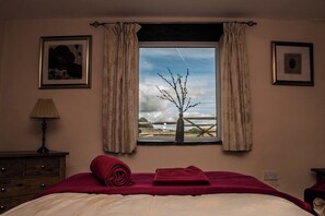 6 bedrooms, iron/ironing board, WiFi, bed sheets