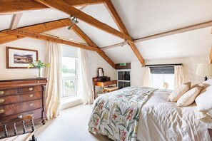 6 bedrooms, iron/ironing board, WiFi, bed sheets