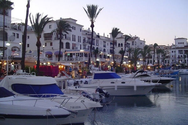Duquesa Port at night