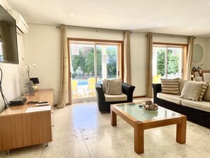 Smart TV, reproductor de DVD, libros y biblioteca musical 