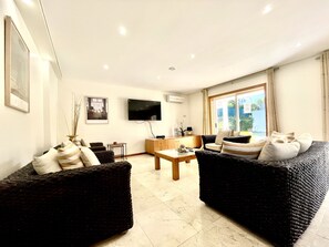 Smart TV, DVD player, books, music library - Villa Borboleta, Albufeira.  Quality Villa, Private Pool, Air Conditioning, 3 Bedrooms, 4 Bathrooms. (Albufeira)