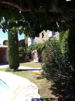 Property grounds - Beautiful stone house with splendid view over the valley, pets welcome (Cruis)
