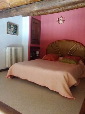 2 bedrooms, iron/ironing board, Internet, bed sheets