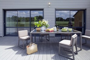 تناول الطعام بالخارج