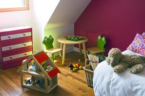 4 bedrooms, iron/ironing board, travel cot, free WiFi - OFFER: 8-person gîte with year-round heated indoor pool. (Carentoir)