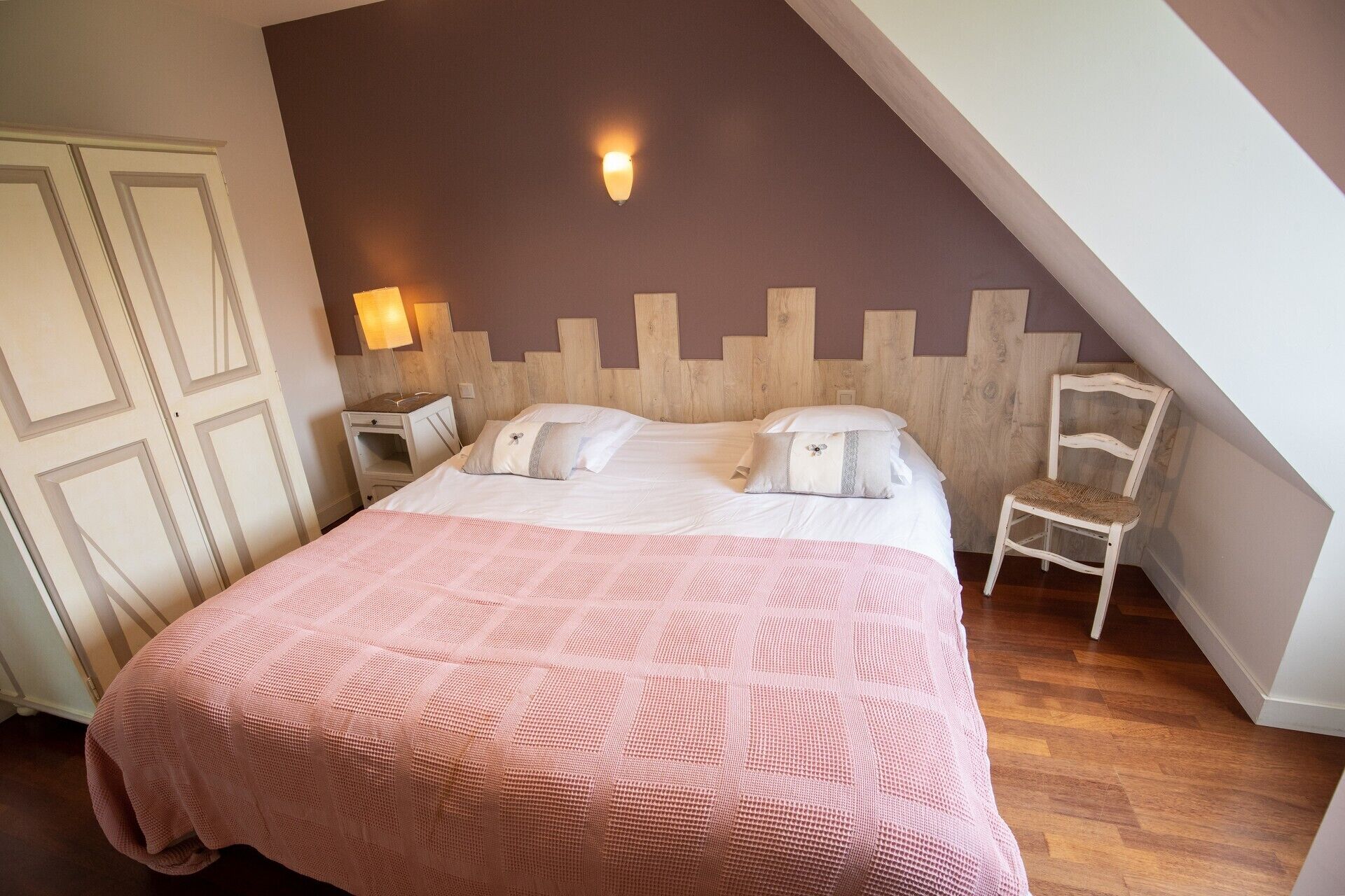 4 slaapkamers, een strijkplank/strijkijzer, reisbedje, gratis wifi