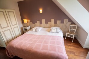 4 habitaciones, tabla de planchar con plancha y cuna de viaje 