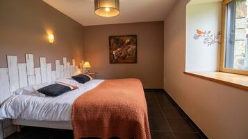 4 bedrooms, iron/ironing board, travel cot, free WiFi