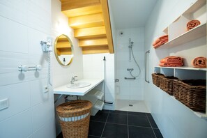 Badewanne, Haartrockner, Handtücher