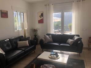 Smart TV, fireplace, DVD player, books