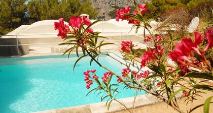 Villa with wonderful panoramic sea view with private pool