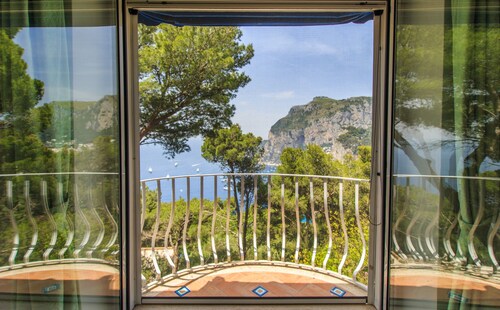 Villa with wonderful panoramic sea view with private pool