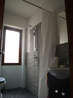 Een douche, een haardroger, handdoeken, zeep
