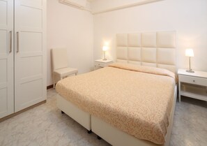 3 bedrooms, in-room safe, iron/ironing board, WiFi