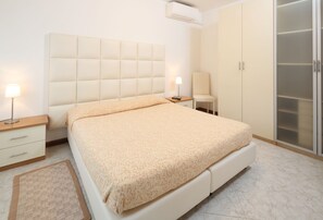 3 bedrooms, in-room safe, iron/ironing board, WiFi