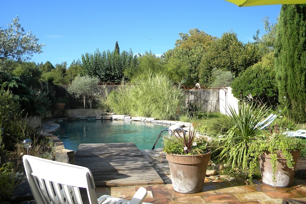 la terrasse de la piscine pour un petit apéro après le bain.