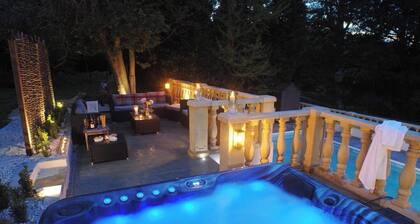 Die neuen Schulräume in der Nähe von Bath - für 10 Personen. Whirlpool, Schwimmbad, WLAN, Spülmaschine, Billardtisch