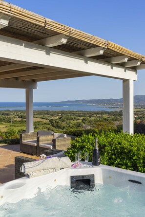 Terrace/patio - Residence Rocca Rosa with swimming pool overlooking the sea, spa, wi fi, air conditioning, bbq (San Teodoro (Olbia Tempio))
