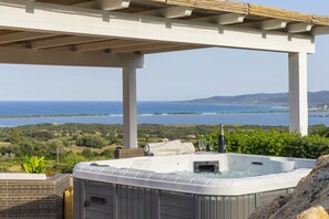 Outdoor spa tub - Residence Rocca Rosa with swimming pool overlooking the sea, spa, wi fi, air conditioning, bbq (San Teodoro (Olbia Tempio))