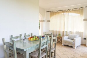 Dining - Residence Rocca Rosa with swimming pool overlooking the sea, spa, wi fi, air conditioning, bbq (San Teodoro (Olbia Tempio))