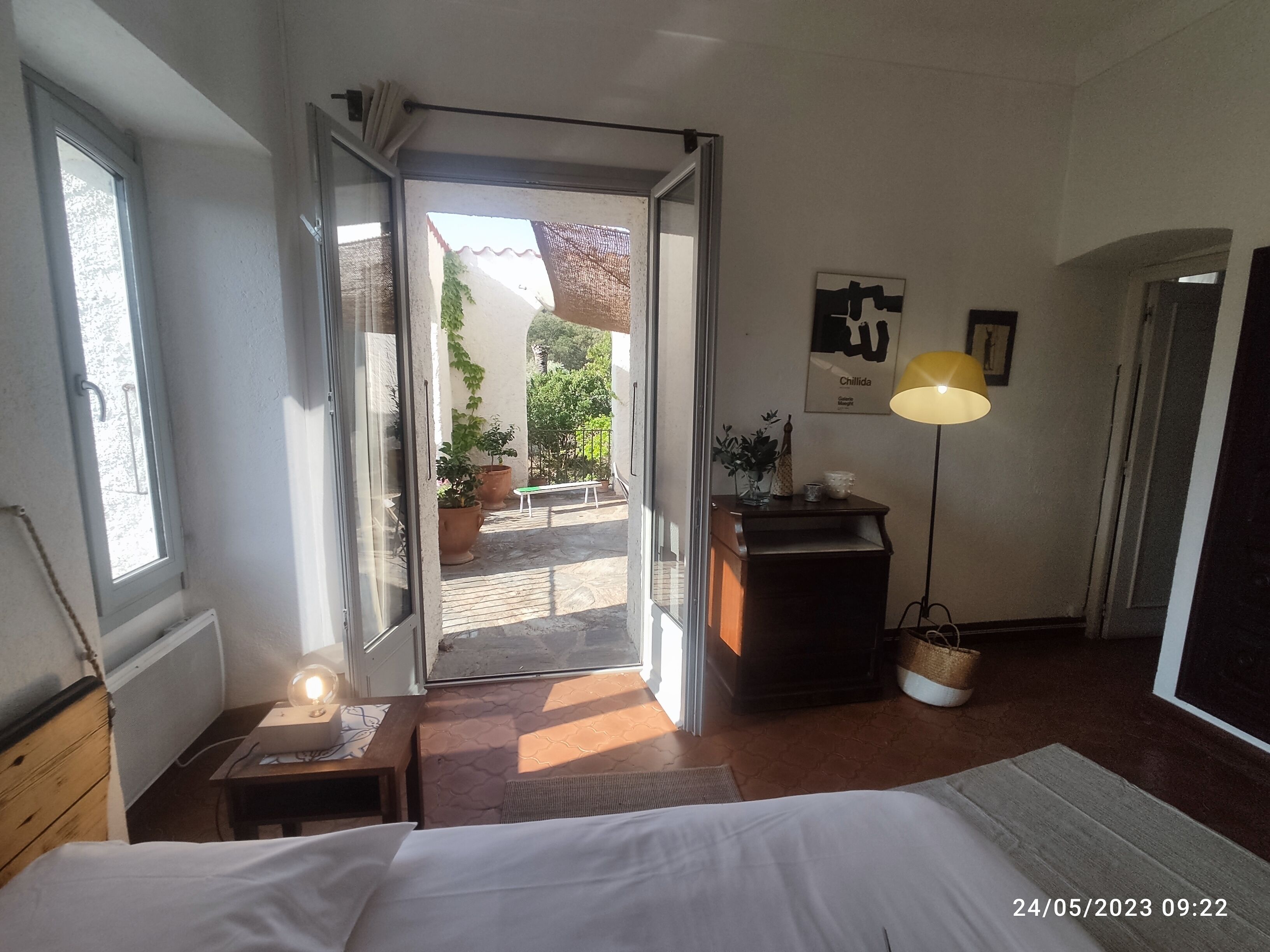 5 dormitorios, escritorio, tabla de planchar con plancha y cuna de viaje