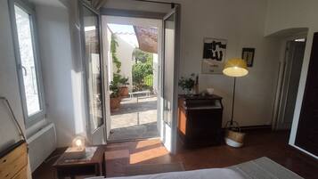 5 slaapkamers, een bureau, een strijkplank/strijkijzer, reisbedje