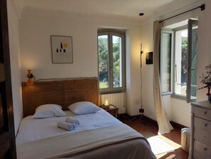 5 chambres, bureau, fer et planche à repasser, lit parapluie