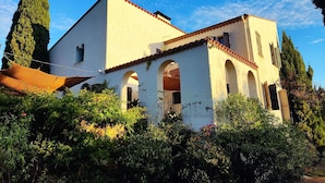 A white building with arched windows and a tiled roof, surrounded by greenery. - Mansion - Port -vendres (Port-Vendres)