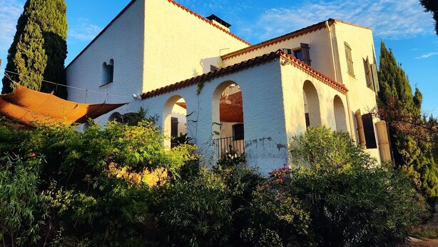 A white building with arched windows and a tiled roof, surrounded by greenery. - Mansion - Port -vendres (Port-Vendres)