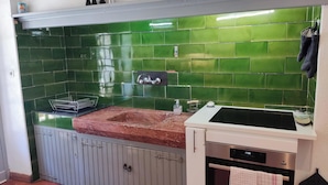 A kitchen with green tiles, a sink, a stove, and a cabinet. - Mansion - Port -vendres (Port-Vendres)