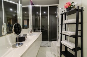 Dusche, Haartrockner, Handtücher, Seife