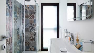 Villa | Bathroom | Shower, rainfall showerhead, hair dryer, bidet