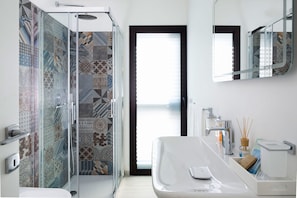 Villa | Badezimmer | Dusche, Regendusche, Haartrockner, Bidet